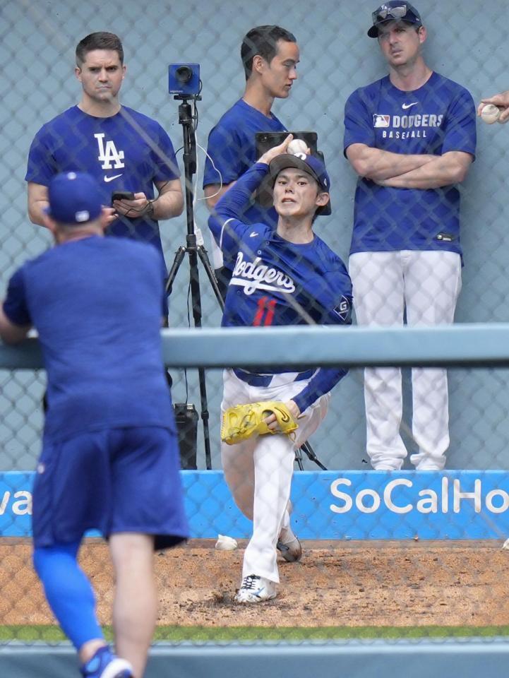 　ブルペンで投球練習する佐々木（共同）