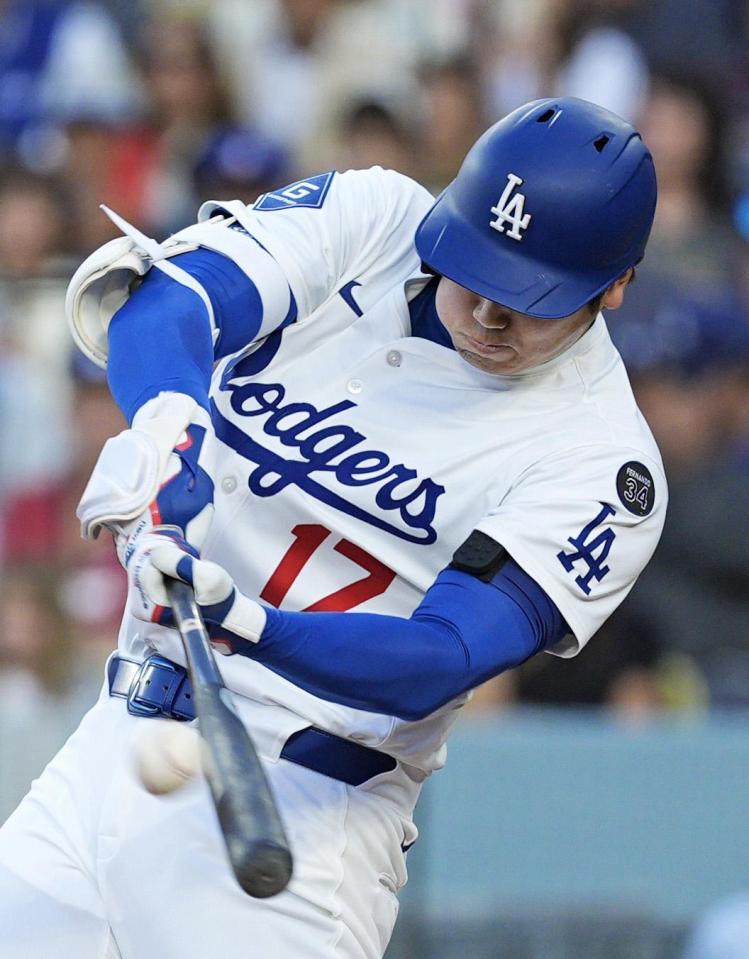 　ツインズ戦の１回、３試合連続本塁打となる３５号２ランを放つドジャース・大谷（共同）