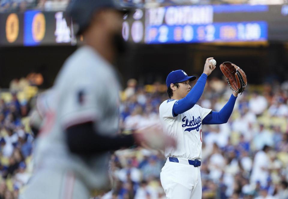 　ツインズ戦の１回、バクストン（手前）に先頭打者本塁打を許したドジャース・大谷（共同）