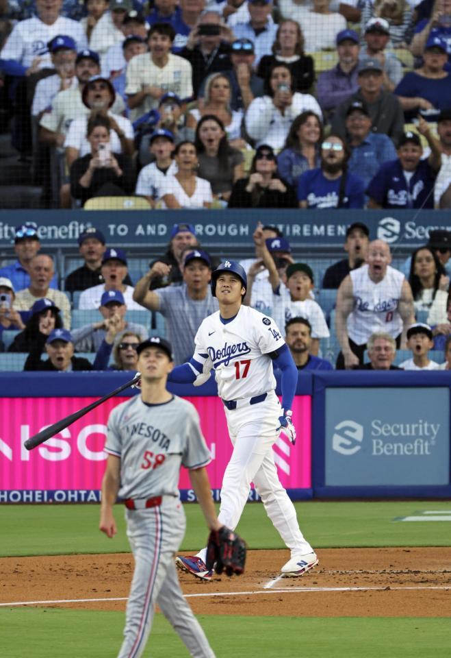 　ツインズ戦の１回、35号２ランを放ったドジャース・大谷（共同）