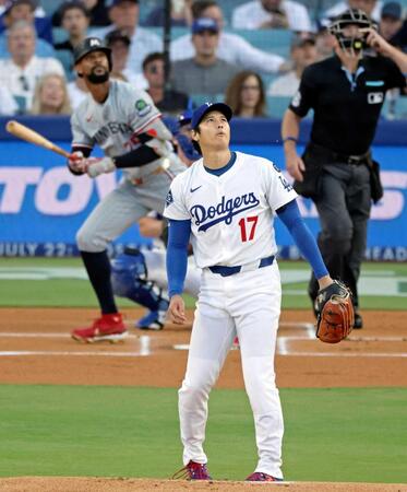 　１回、大谷はバクストン（奥）に先頭打者本塁打を許す（共同）