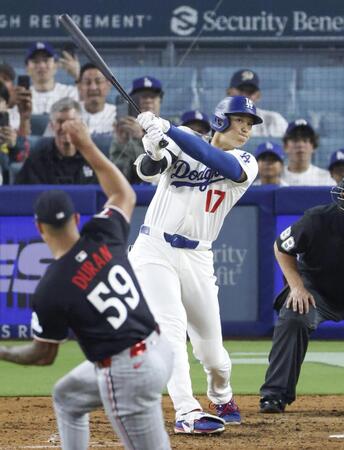 　９回、４試合連続本塁打となる２ランを放つ大谷。投手デュラン（共同）