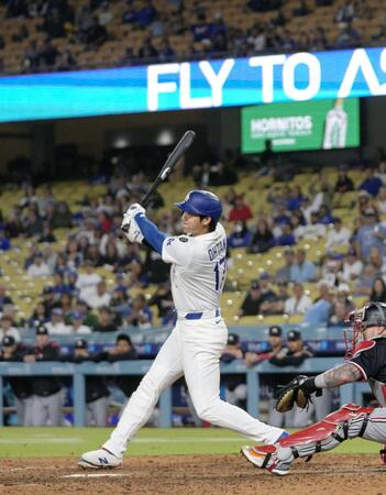 　９回、４試合連続本塁打となる２ランを放つ大谷（共同）