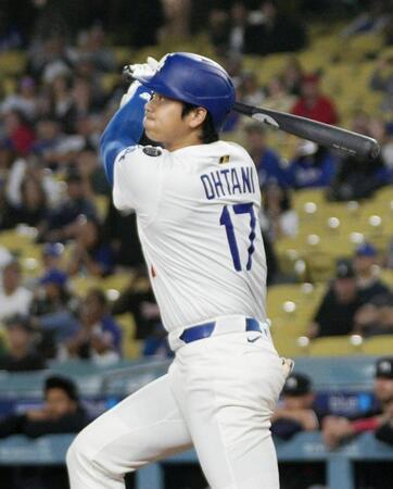 　９回、４試合連続本塁打となる２ランを放つ大谷（共同）
