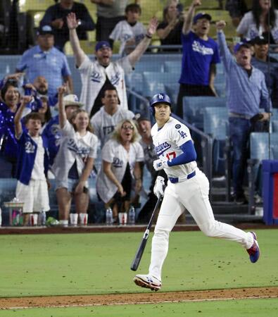 　９回、４試合連続本塁打となる２ランを放った大谷（共同）