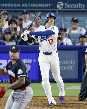 　９回、４試合連続本塁打となる２ランを放つ大谷。投手デュラン（共同）