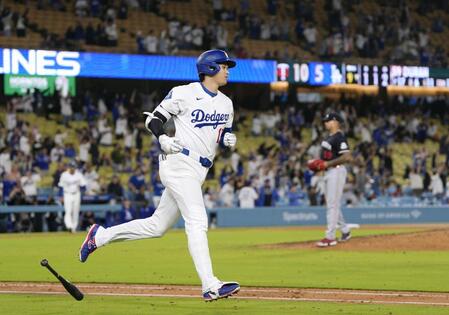 　９回、４試合連続本塁打となる２ランを放ち、一塁へ向かう大谷（共同）