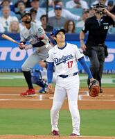 　１回、大谷はバクストン（奥）に先頭打者本塁打を許す（共同）