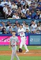 　１回、３５号２ランを放つ大谷（共同）