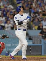 　５回、中飛に倒れる大谷（共同）