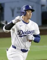 　９回、４試合連続本塁打となる２ランを放った大谷（共同）