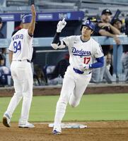 　９回、４試合連続本塁打となる２ランを放った大谷（共同）