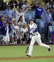 　９回、４試合連続本塁打となる２ランを放った大谷（共同）