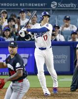 　９回、４試合連続本塁打となる２ランを放つ大谷。投手デュラン（共同）