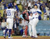 　９回、２ランを放ちアウトマンとタッチを交わす大谷（共同）