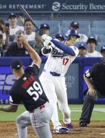 　９回、４試合連続本塁打となる２ランを放つ大谷。投手デュラン（共同）