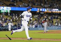 　９回、４試合連続本塁打となる２ランを放ち、一塁へ向かう大谷（共同）