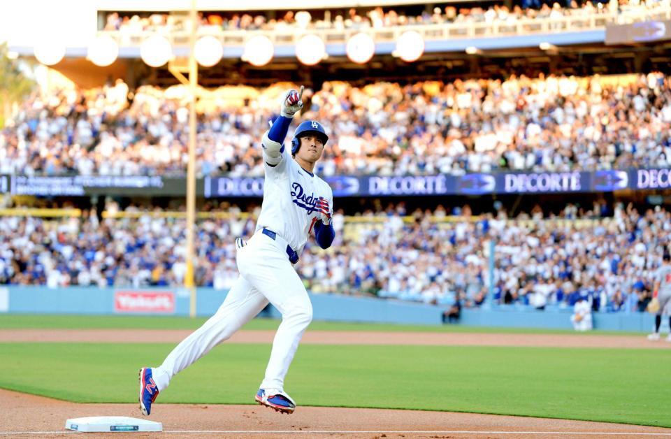 　１回、３５号２ランを放ち、塁を回るドジャース・大谷（共同）