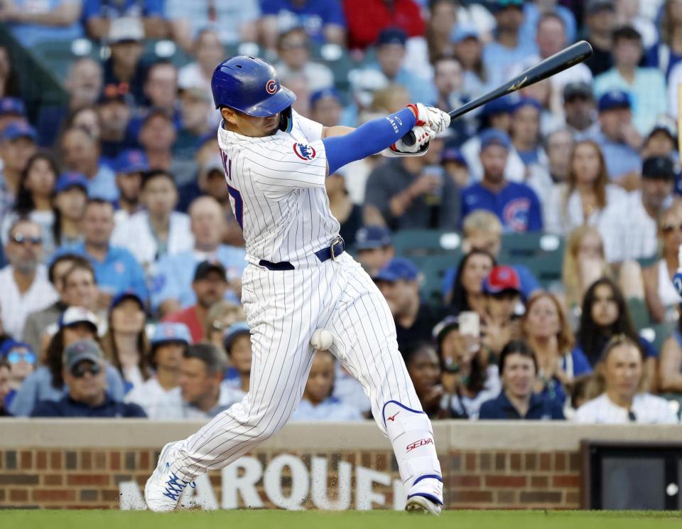 　１回、自打球を当てた鈴木。打席を外したところ、ピッチクロック違反でストライクを取られて三振となった（共同）