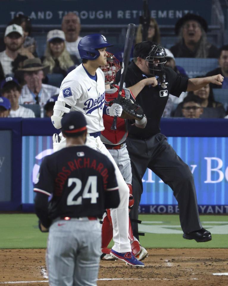 　３回、見逃し三振に倒れた大谷。投手ウッズリチャードソン（共同）