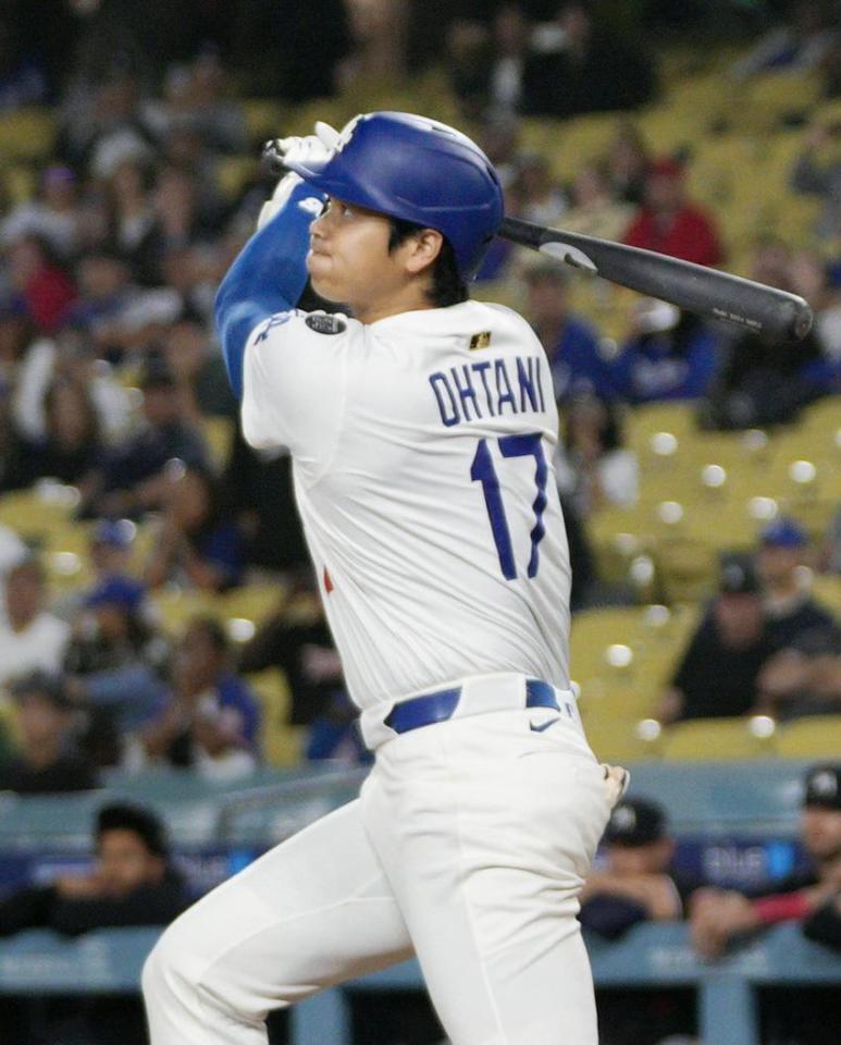 　９回、４試合連続本塁打となる２ランを放つ大谷（共同）
