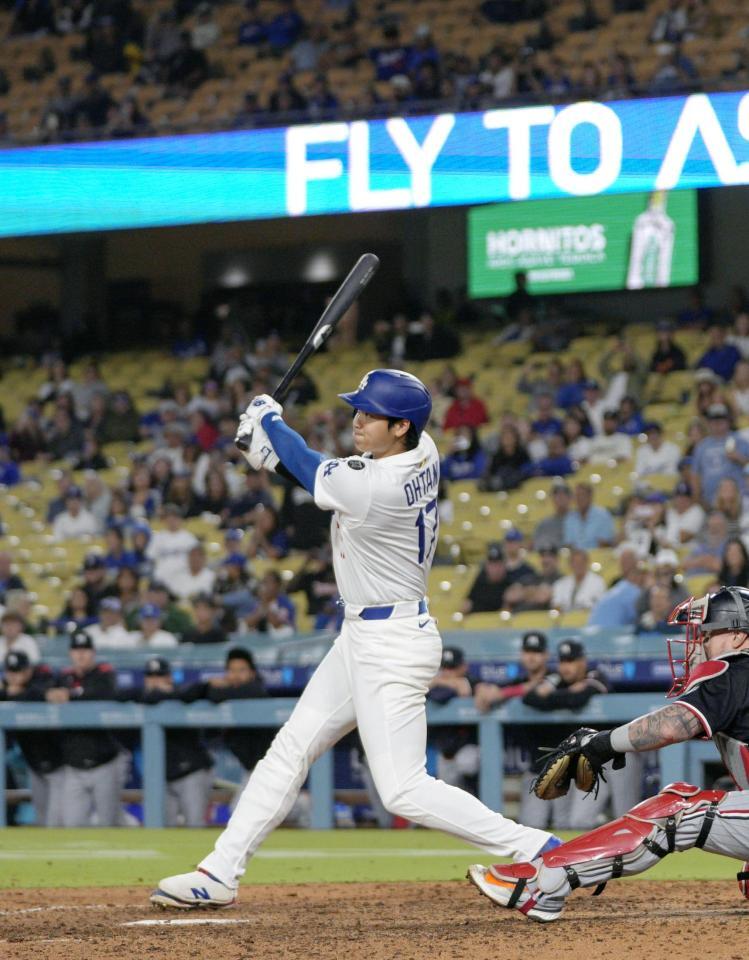 　９回、４試合連続本塁打となる２ランを放つ大谷（共同）