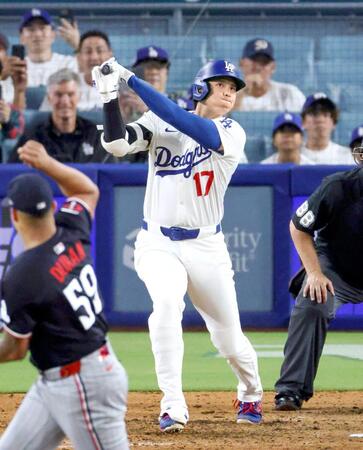 　９回、４試合連続本塁打となる２ランを放つ大谷（共同）