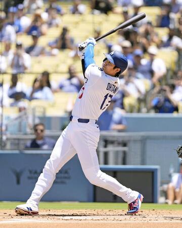 　ツインズ戦の１回、５試合連続本塁打となる３７号ソロを放つ大谷（共同）