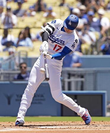 　ツインズ戦の１回、５試合連続本塁打となる３７号ソロを放つ大谷（共同）