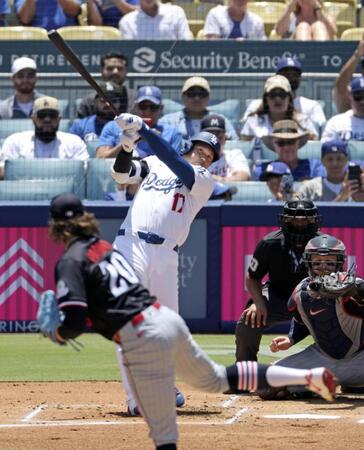 　ツインズ戦の１回、５試合連続本塁打となる３７号ソロを放つ大谷（共同）