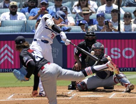 　ツインズ戦の１回、５試合連続本塁打となる３７号ソロを放つ大谷（共同）