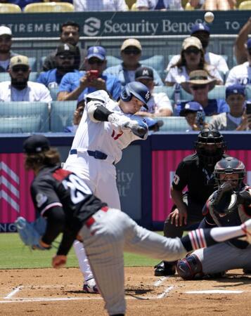 　１回、５試合連続本塁打となる３７号ソロを放つ大谷（共同）