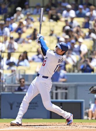 　１回、５試合連続本塁打となる３７号ソロを放つ大谷（共同）
