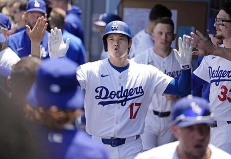 　１回、５試合連続本塁打となる３７号ソロを放ちベンチで迎えられる大谷（共同）