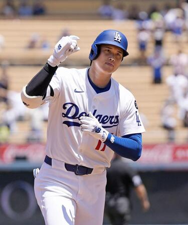 　１回、５試合連続本塁打となる３７号ソロを放ち塁を回る大谷（共同）