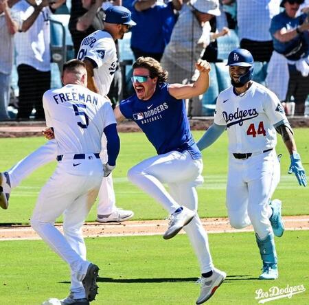 【写真】殊勲のフリーマンが思わず「ギョッ」驚異の爆速を見せたキケ・ヘルナンデス　負傷者リストに入ってるのに一番乗り