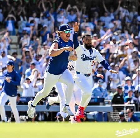 　勢いよくベンチから飛び出したキケ・ヘルナンデス（ロサンゼルス・ドジャース提供）