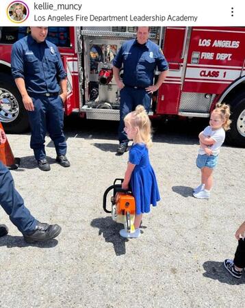　マンシーの長女ソフィちゃんとスミスの長女・シャーロットちゃん。ケリー・マンシーさんのインスタグラム（ｋｅｌｌｉｅ＿ｍｕｎｃｙ）より