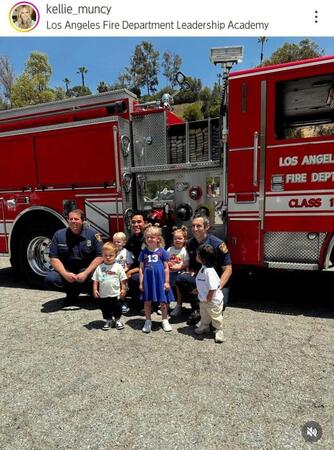 　子どもたちの集合写真。ケリー・マンシーさんのインスタグラム（ｋｅｌｌｉｅ＿ｍｕｎｃｙ）より