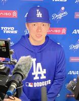 　試合後、取材に応じる山本由伸