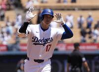 　１回、５試合連続本塁打となる３７号ソロを放ち塁を回る大谷（提供・共同通信社）
