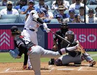 　ツインズ戦の１回、５試合連続本塁打となる３７号ソロを放つ大谷（共同）