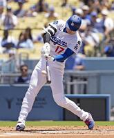 　ツインズ戦の１回、５試合連続本塁打となる３７号ソロを放つ大谷（共同）