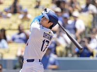 　ツインズ戦の１回、５試合連続本塁打となる３７号ソロを放つ大谷（共同）