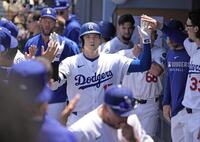 　ツインズ戦の１回、５試合連続本塁打となる３７号ソロを放ちベンチで迎えられる大谷（共同）