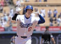 　ツインズ戦の１回、５試合連続本塁打となる３７号ソロを放ち塁を回る大谷（共同）