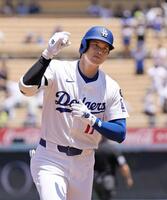 　１回、５試合連続本塁打となる３７号ソロを放ち塁を回る大谷（共同）