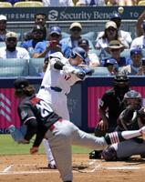 　１回、５試合連続本塁打となる３７号ソロを放つ大谷（共同）