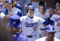 　１回、５試合連続本塁打となる３７号ソロを放ちベンチで迎えられる大谷（共同）