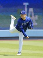 　キャッチボールする山本（共同）